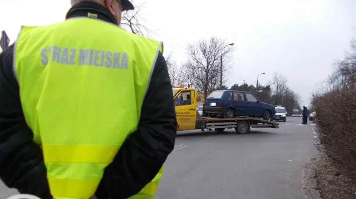Straż Miejska w Legionowie usuwa z ulic kolejne wraki samochodów
