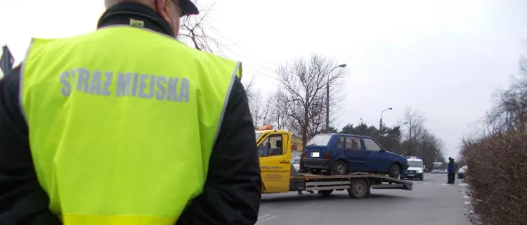 Straż Miejska w Legionowie usuwa z ulic kolejne wraki samochodów