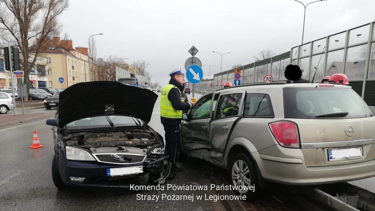 Kolizja na drodze obok McDonalda w Legionowie