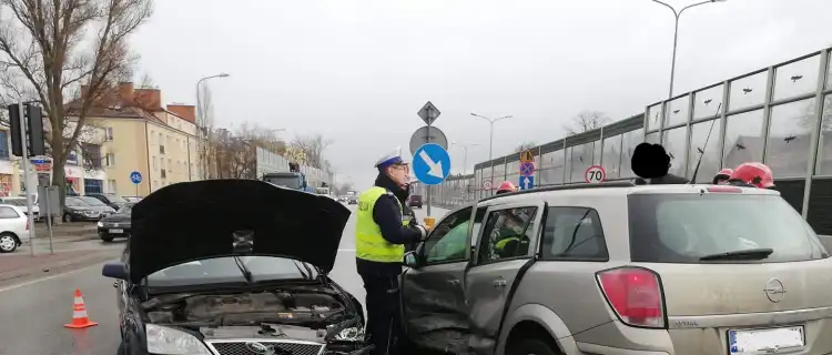 Kolizja na drodze obok McDonalda w Legionowie