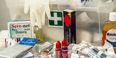 Co spakować do apteczki jadąc z dzieckiem na wakacyjny wyjazd?