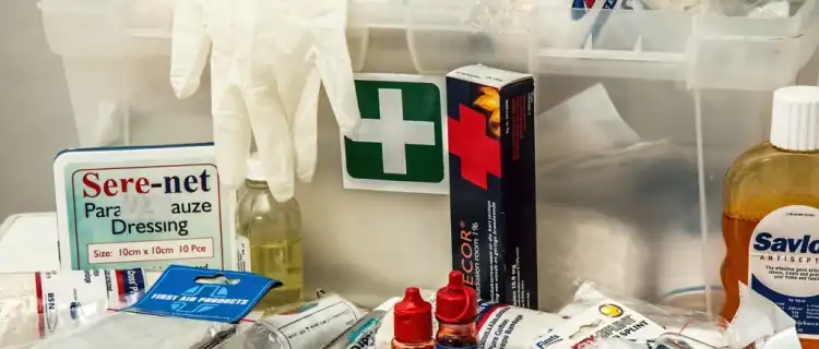 Co spakować do apteczki jadąc z dzieckiem na wakacyjny wyjazd?