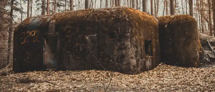 Włamali się do bunkrów w Zegrzu