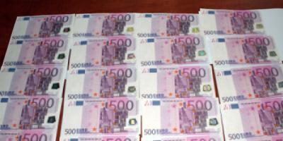 Handlowali podrabianymi banknotami euro. Grozi im do 10 lat za kratkami.