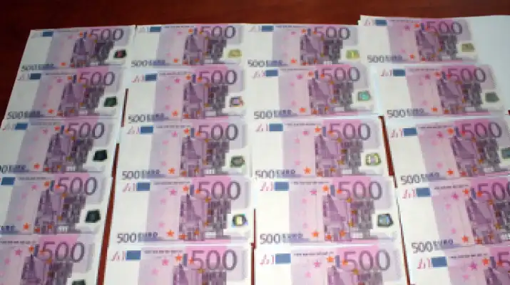 Handlowali podrabianymi banknotami euro. Grozi im do 10 lat za kratkami.
