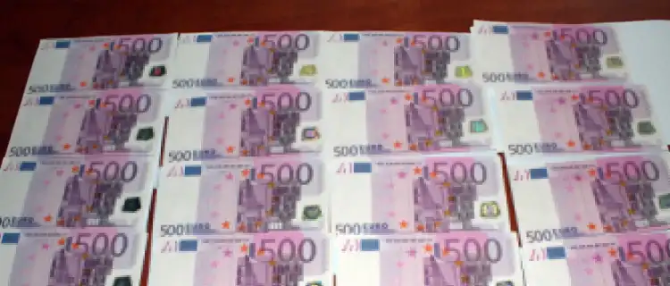 Handlowali podrabianymi banknotami euro. Grozi im do 10 lat za kratkami.